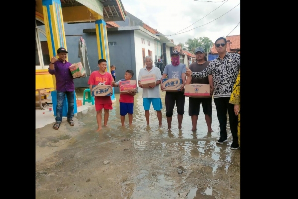 Kepala Desa Gunung Sari Berikan Bantuan Korban Banjir